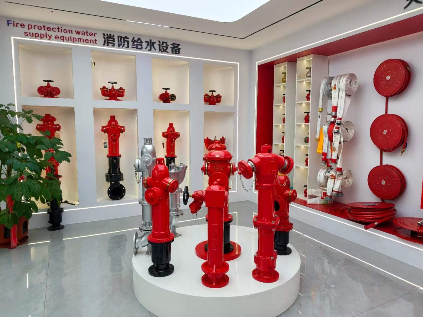 Outdoor hydrant and hose reel display stand